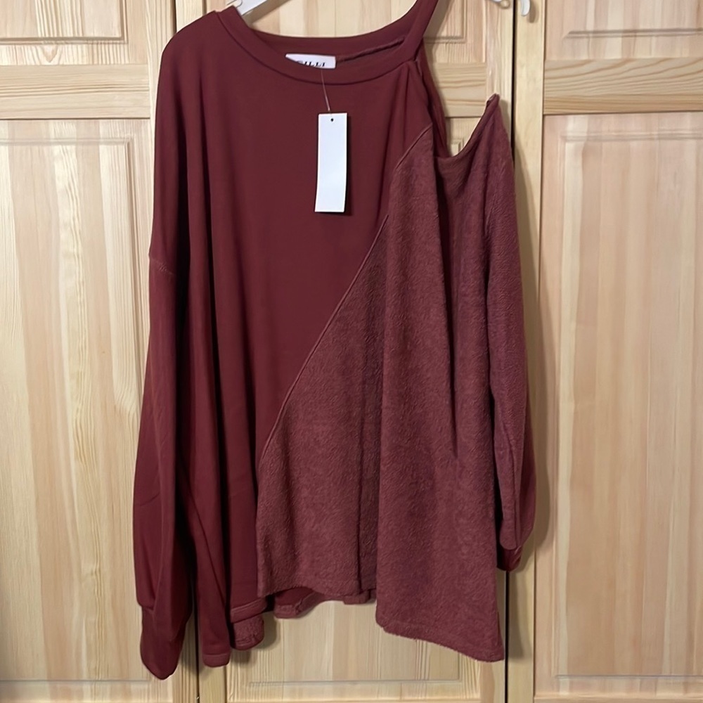 Beautiful GILLI cold shoulder